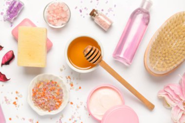 Beyaz arkaplanda kaplıca ögeleri ve bal içeren kompozisyon