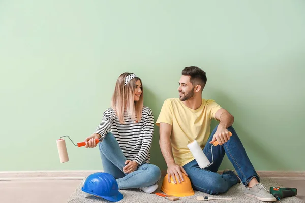 Feliz Jovem Casal Descansando Durante Reparo Sua Nova Casa — Fotografia de Stock