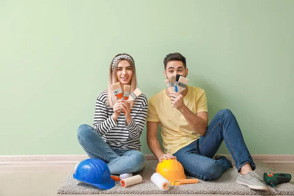 Feliz Jovem Casal Descansando Durante Reparo Sua Nova Casa — Fotografia de Stock