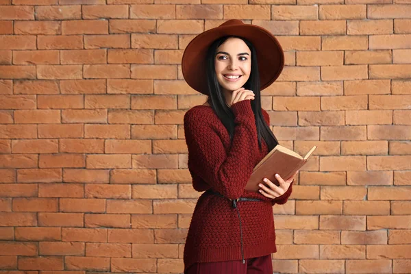 Bella Giovane Donna Caldo Maglione Lettura Libro Sfondo Mattone — Foto Stock