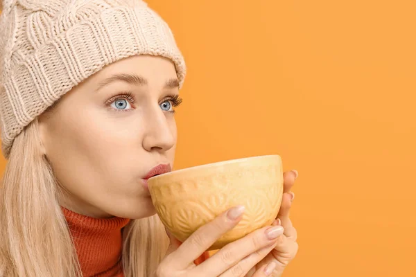 Beautiful Young Woman Tea Color Background — Stock Photo, Image