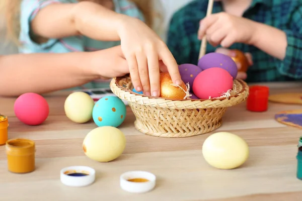 Kleine Kinderen Schilderen Paaseieren Thuis — Stockfoto