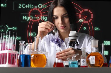Kadın simyacı laboratuarda iksir yapıyor.