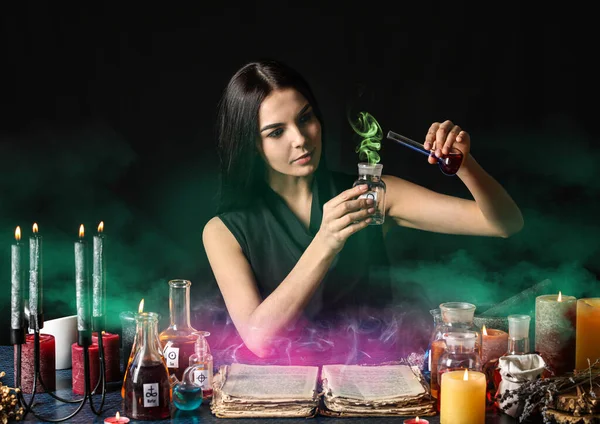 Alchemistin Macht Trank Auf Dunklem Hintergrund — Stockfoto