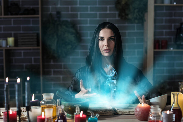 Женщина-алхимик делает эликсир в лаборатории