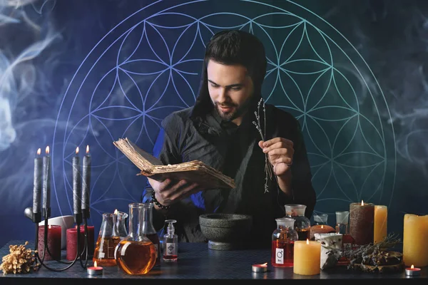 Männlicher Alchemist Macht Trank Auf Dunklem Hintergrund — Stockfoto
