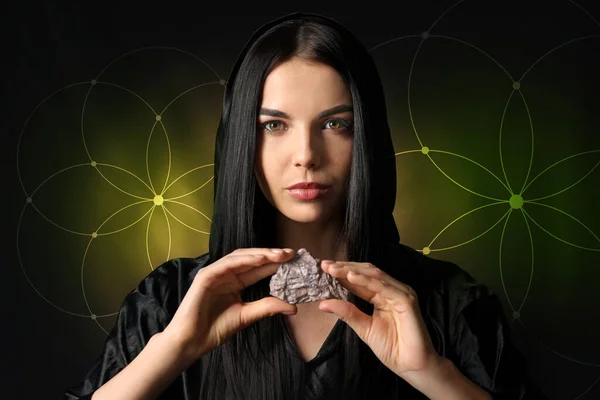 Alquimista Femenina Con Piedra Sobre Fondo Oscuro — Foto de Stock