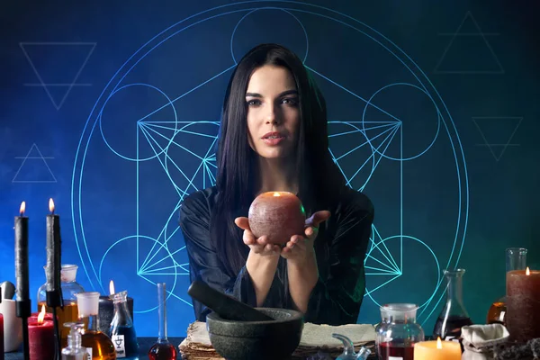 女性化学者は暗い背景でポーションを作る — ストック写真