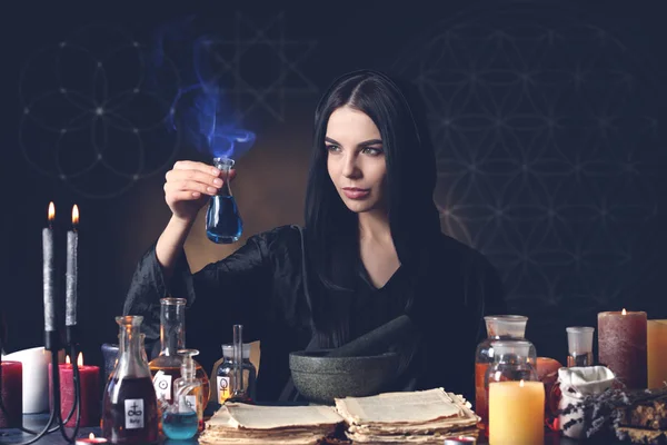 Alchemistin Macht Trank Auf Dunklem Hintergrund — Stockfoto