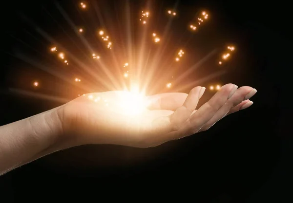 Weibliche Hand Mit Leuchtender Energie Auf Dunklem Hintergrund — Stockfoto