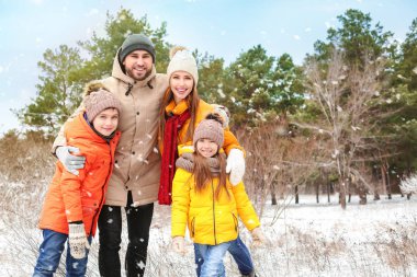 Mutlu aile kış günü parkta