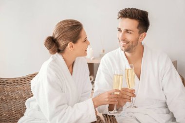Şampanyalı genç çift kaplıcada dinleniyor.