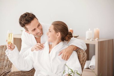 Genç çift rahatlatıcı spa salonda