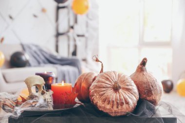 Masadaki Cadılar Bayramı partisi için dekorasyon.