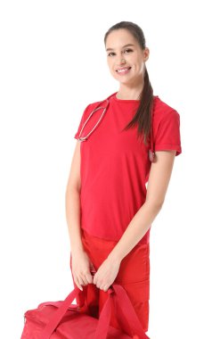 Beyaz arka planda çantası olan kadın sağlık görevlisi