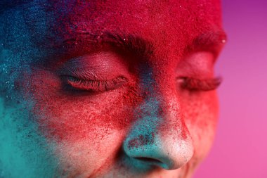 Renkli arka planda olağandışı makyajlı güzel bir kadın, yakın plan.