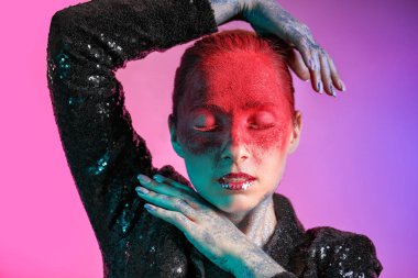 Renkli arka planda olağandışı makyajı olan güzel bir kadın.