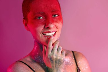 Renkli arka planda olağandışı makyajı olan güzel bir kadın.