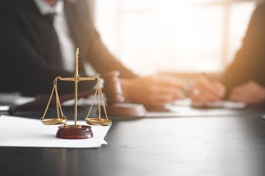 Noter masasında adalet terazisi.