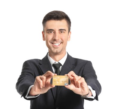 Beyaz arka planda kredi kartı olan mutlu bir erkek banka müdürü.