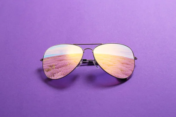 Odraz Levandulového Pole Slunečních Brýlích Barevném Pozadí — Stock fotografie