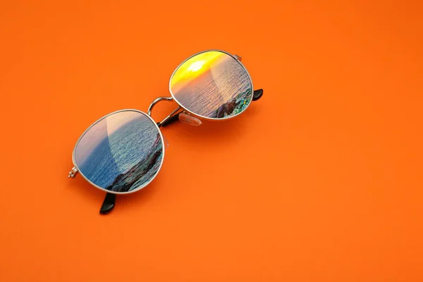 Odraz Moře Slunečních Brýlích Barevném Pozadí — Stock fotografie