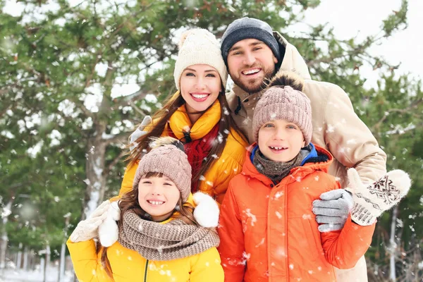 Família Feliz Parque Dia Inverno — Fotografia de Stock