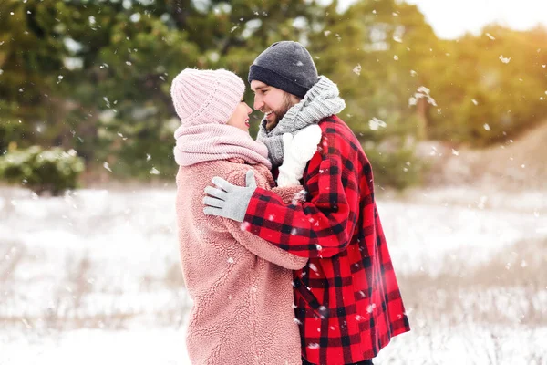 Glückliches Junges Paar Einem Wintertag Park — Stockfoto