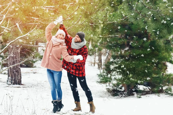 Glada Unga Par Dansar Parken Vinterdagen — Stockfoto