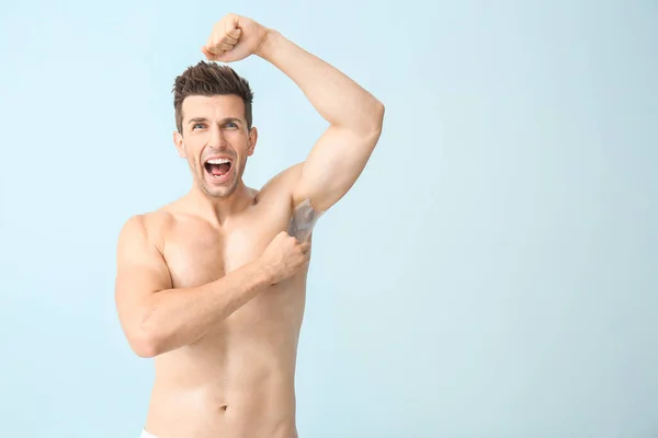 Screaming Young Man Epilating Armpits Color Background — Stock Photo, Image