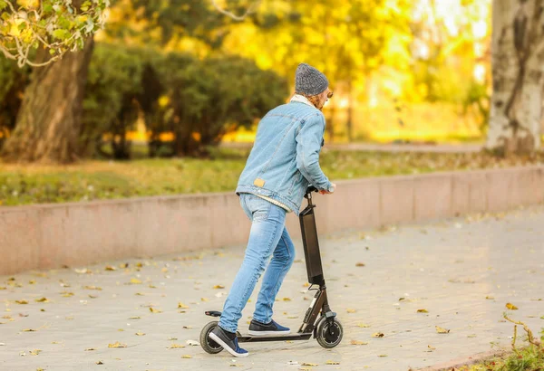 Junger Mann Fährt Tretroller Freien — Stockfoto