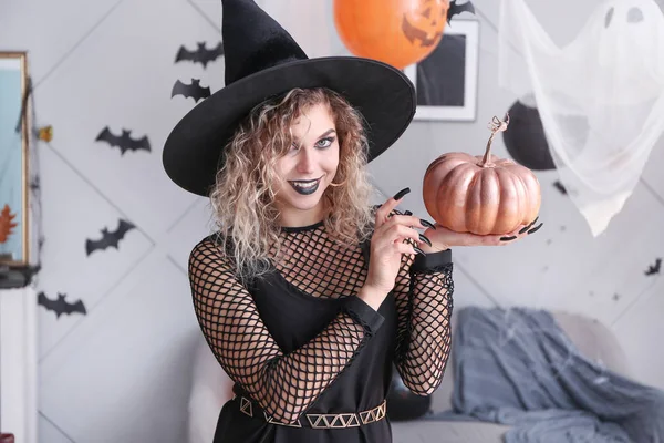 Gyönyörű Öltözött Boszorkány Halloween Otthon — Stock Fotó