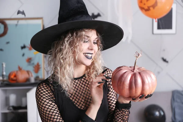 Piękna Kobieta Przebrana Czarownicę Halloween Domu — Zdjęcie stockowe