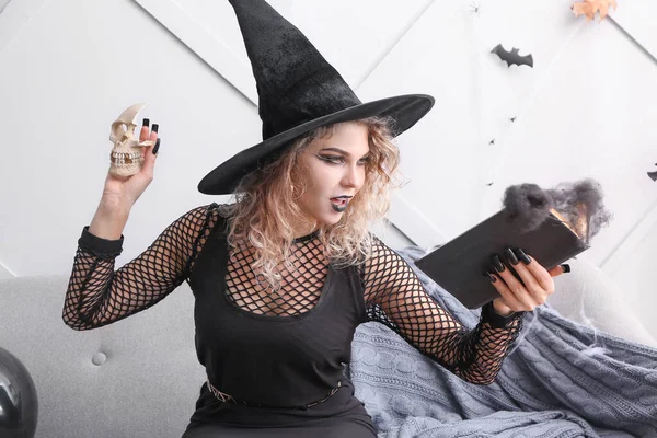 Piękna Kobieta Przebrana Czarownicę Halloween Domu — Zdjęcie stockowe