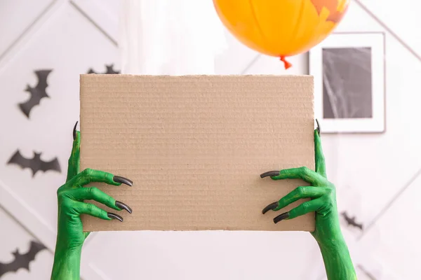 Ręce Wiedźmy Trzymającej Pustą Kartkę Papieru Domu Święto Halloween — Zdjęcie stockowe