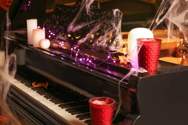 Grand Piano Wystrojem Halloween Party — Zdjęcie stockowe