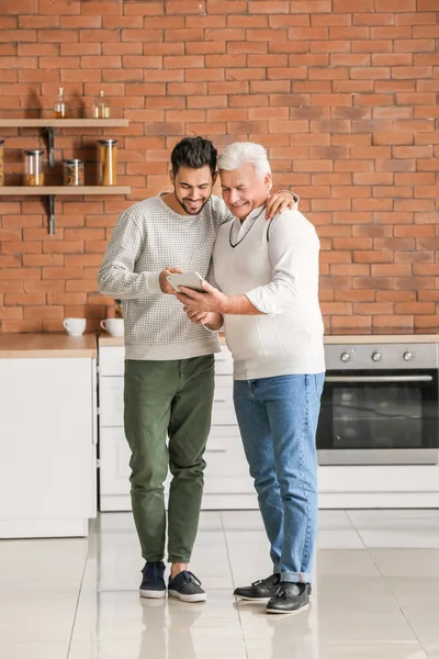 Joven Padre Con Tablet Cocina —  Fotos de Stock