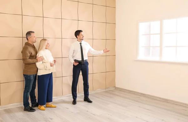 Männlich Immobilienmakler Vorführung Reifes Paar Ein Neues Haus — Stockfoto
