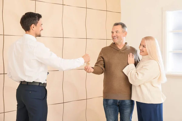 Immobilienmakler Gibt Schlüssel Aus Neuem Haus Reifes Paar Haus — Stockfoto