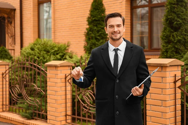 Männlicher Immobilienmakler Mit Schlüssel Der Nähe Des Hauses Zum Verkauf — Stockfoto