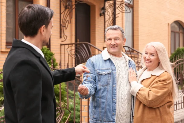 Männlicher Immobilienmakler Gibt Einen Schlüssel Vom Neuen Haus Reifes Paar — Stockfoto