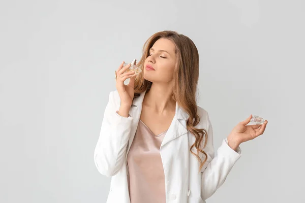 Belle Jeune Femme Avec Bouteille Parfum Sur Fond Clair — Photo