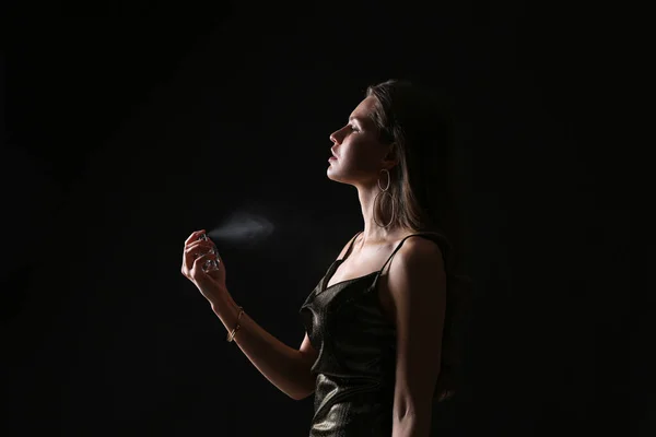 Hermosa Joven Con Botella Perfume Sobre Fondo Oscuro —  Fotos de Stock