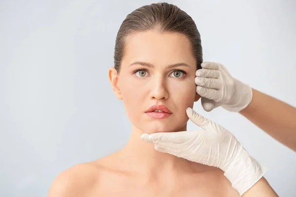 Cirurgião Plástico Tocando Rosto Mulher Jovem Contra Fundo Leve — Fotografia de Stock