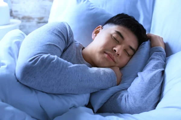 Asiático Hombre Durmiendo Cama Noche — Foto de Stock