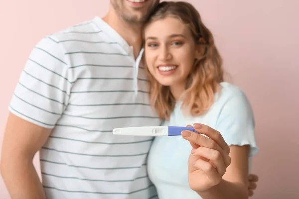 Gelukkig Jong Paar Met Zwangerschap Test Kleur Achtergrond — Stockfoto