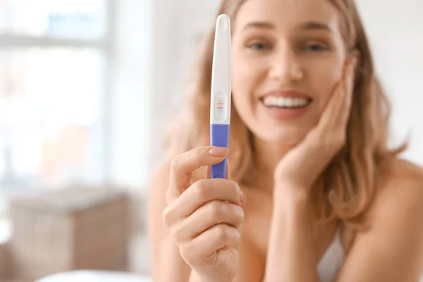 Mujer Joven Feliz Con Prueba Embarazo Baño Primer Plano —  Fotos de Stock