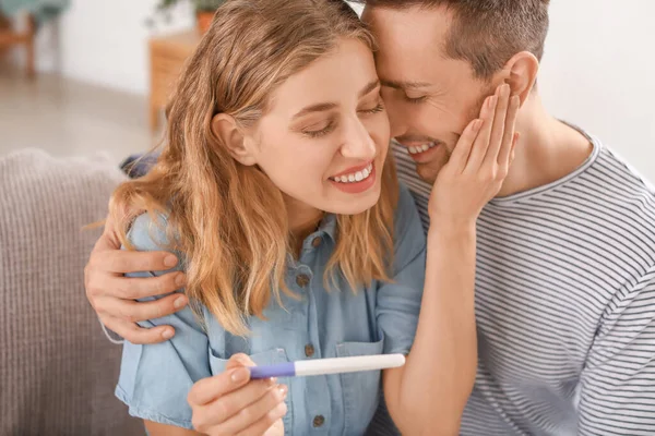 Pareja Joven Feliz Con Prueba Embarazo Casa — Foto de Stock