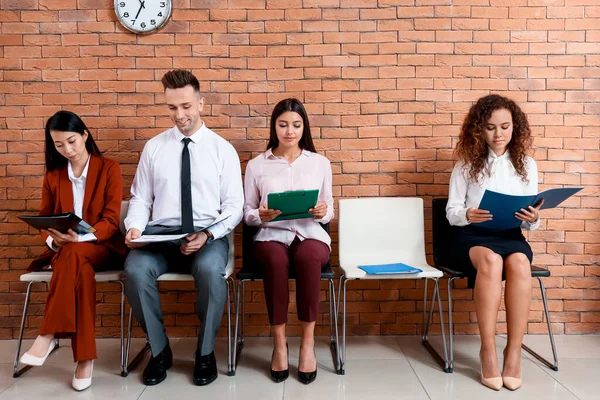 Mladí Lidé Čekají Pracovní Pohovor Uvnitř — Stock fotografie