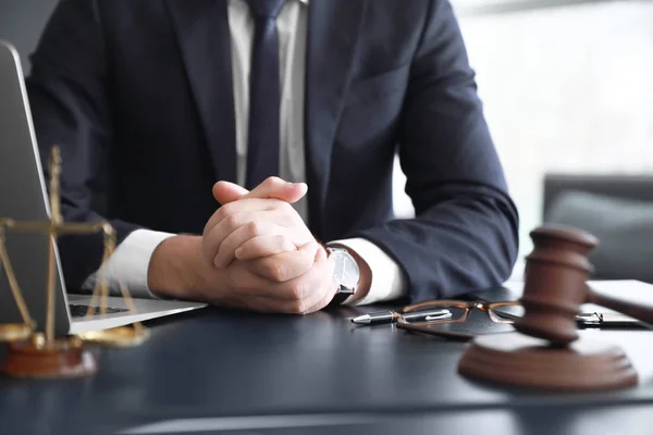 Männlicher Anwalt Sitzt Arbeitsplatz Büro — Stockfoto